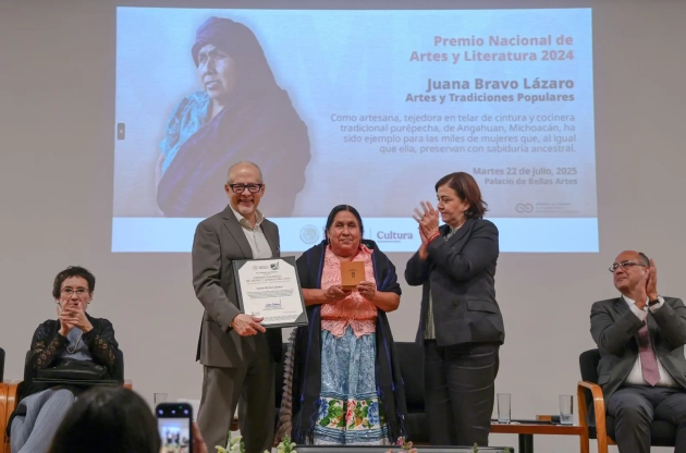Doña Juana Bravo pone en alto a Michoacán, recibe Premio Nacional de las Artes 